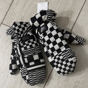 UGG ladies Checkered Black and White Mittens..Ugg
Black logo ..NWT